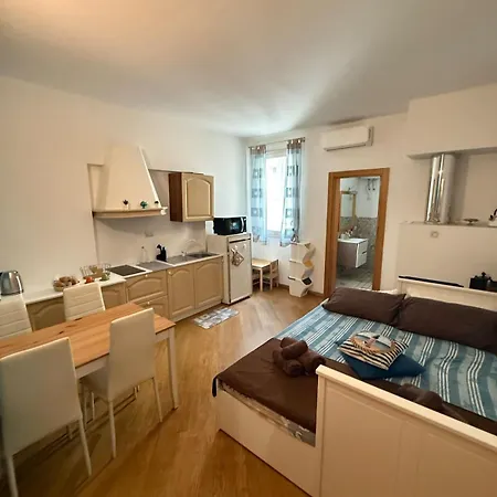 Giulietta Near The Center And The Sea *