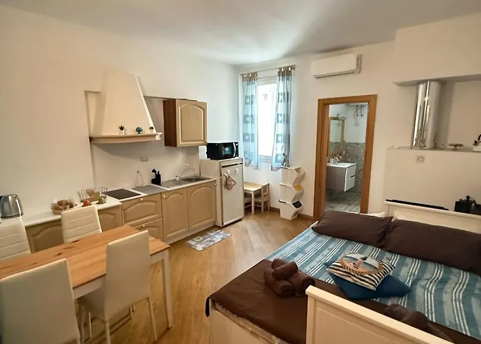 Giulietta Near The Center And The Sea *